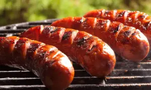 Grillowana kiełbasa na ruszcie. Czy pies może jeść kiełbasę? Lepiej nie ryzykować, choć wygląda apetycznie.