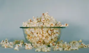 Miska pełna popcornu, a wokół rozsypane ziarna. Czy pies może popcorn? To pytanie zadaje sobie wielu właścicieli czworonogów.