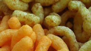 Chrupki kukurydziane w zbliżeniu. Czy pies może jeść chrupki kukurydziane? To pytanie nurtuje wielu właścicieli czworonogów.