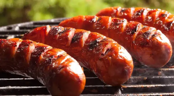 Grillowana kiełbasa na ruszcie. Czy pies może jeść kiełbasę? Lepiej nie ryzykować, choć wygląda apetycznie.