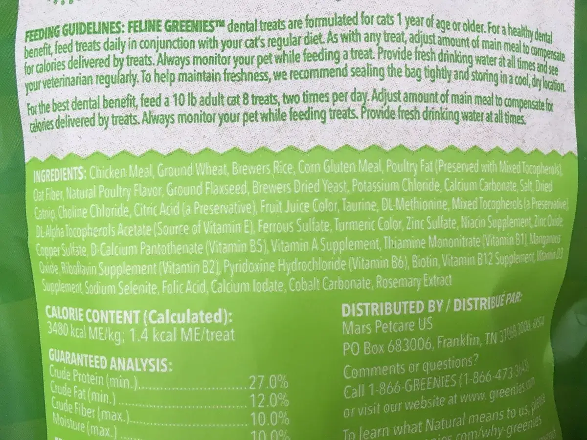 Co może jeść kot oprócz karmy? Te przysmaki Greenies dla kotów, zawierające kurczaka i inne składniki, mogą być smacznym urozmaiceniem diety.