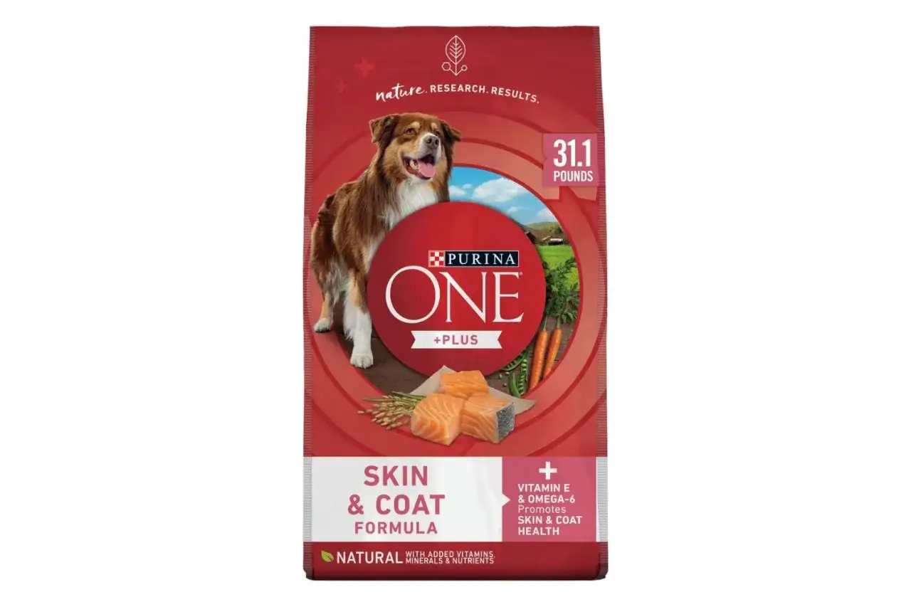 Karma Purina ONE Skin & Coat Formula z łososiem i warzywami. Idealna, by dowiedzieć się, czym karmić psa z alergią skórną.