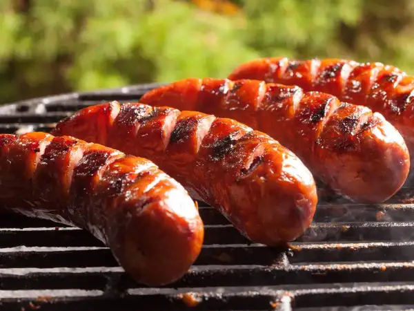 Grillowana kiełbasa na ruszcie. Czy pies może jeść kiełbasę? Lepiej nie ryzykować, choć wygląda apetycznie.